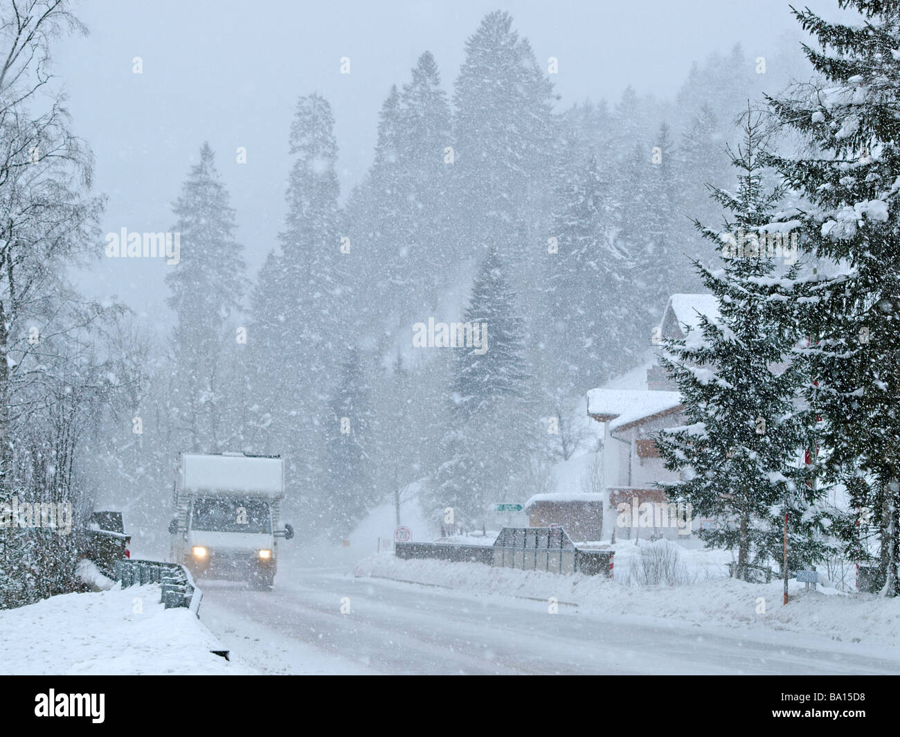 Auto fahren durch schweren Schneefall, Achenkirch, Österreich Stockfoto