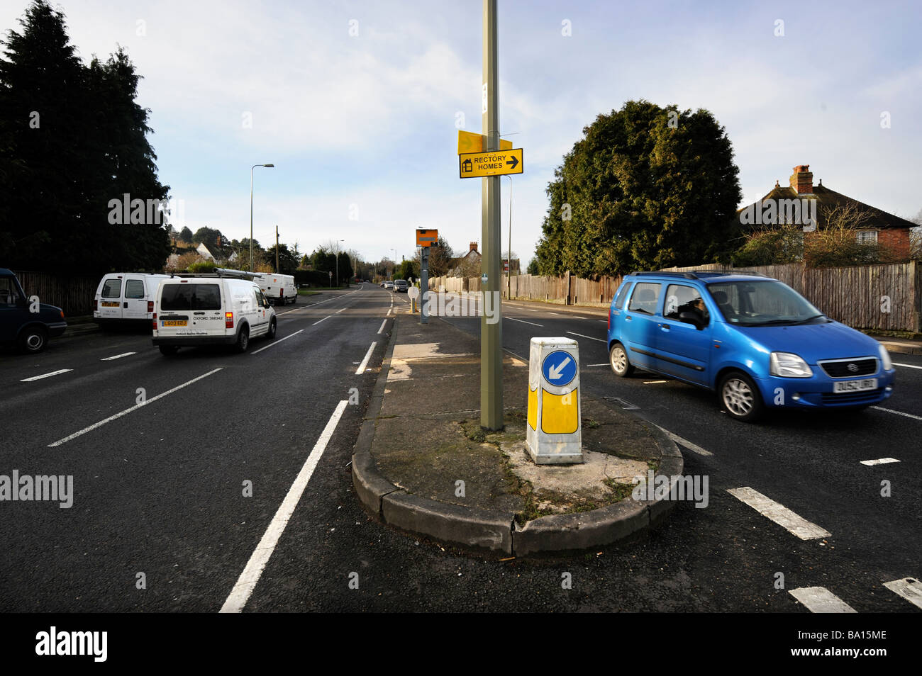 AM STRAßENRAND LATERNENPFAHL MIT BAUHERREN RICHTUNGEN IN DER NÄHE EINEN GATSO BLITZER IN OXFORD ENGLAND Stockfoto