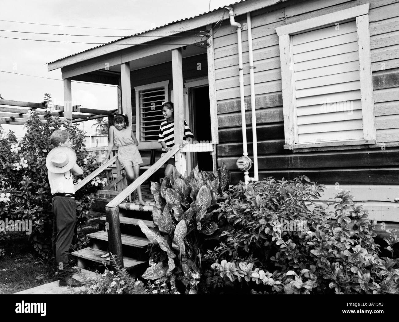 Mädchen im Teenageralter von Corozal Town im Gespräch mit Westler außerhalb ihrer Heimat Belize, Mittelamerika Stockfoto