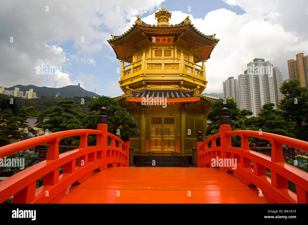 Tang-Dynastie Stil Chinesisch goldenen Tempel mit roten hölzerne Brücke bekannt als Pavillon der Absolute Perfektion-Lotus-Teich bei Nan Lian Stockfoto