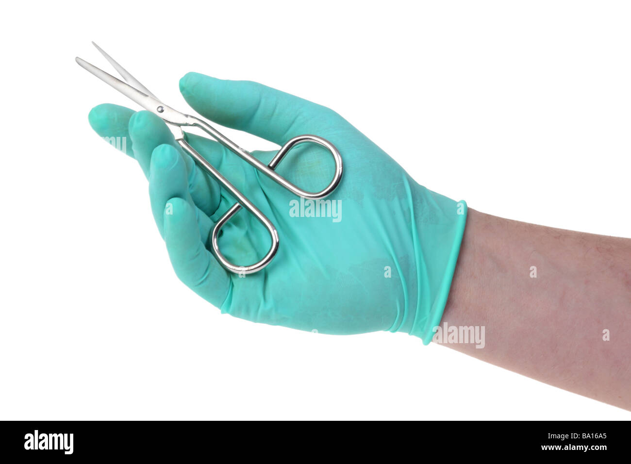 Chirurg hält Schere Ausschnitt auf weißem Hintergrund Stockfoto