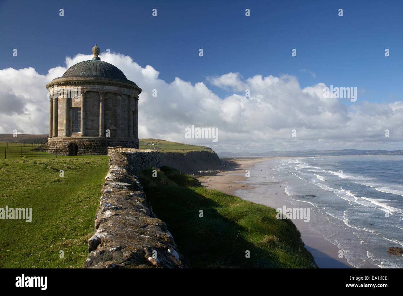 Mussenden Temple auf der Klippe mit Blick auf Benone Strand und Abfahrt Strang Grafschaft Londonderry Derry-Nordirland Stockfoto