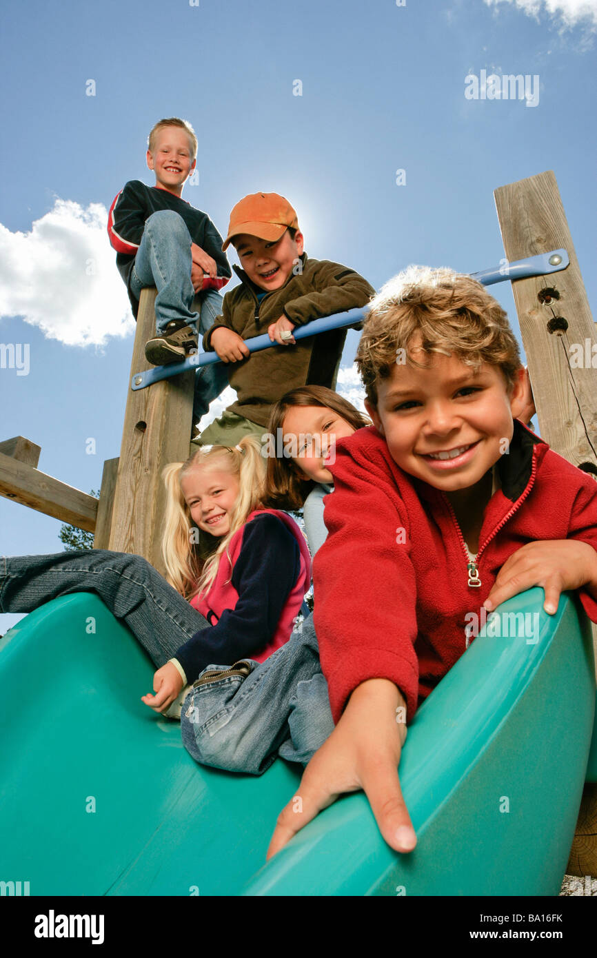 Kinder auf Spielplatz Stockfoto