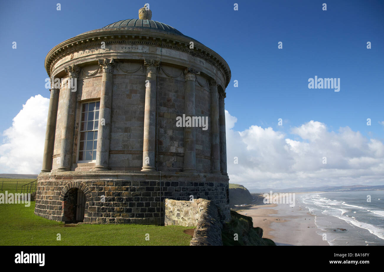 Mussenden Temple auf der Klippe mit Blick auf Benone Strand und Abfahrt Strang Grafschaft Londonderry Derry-Nordirland Stockfoto