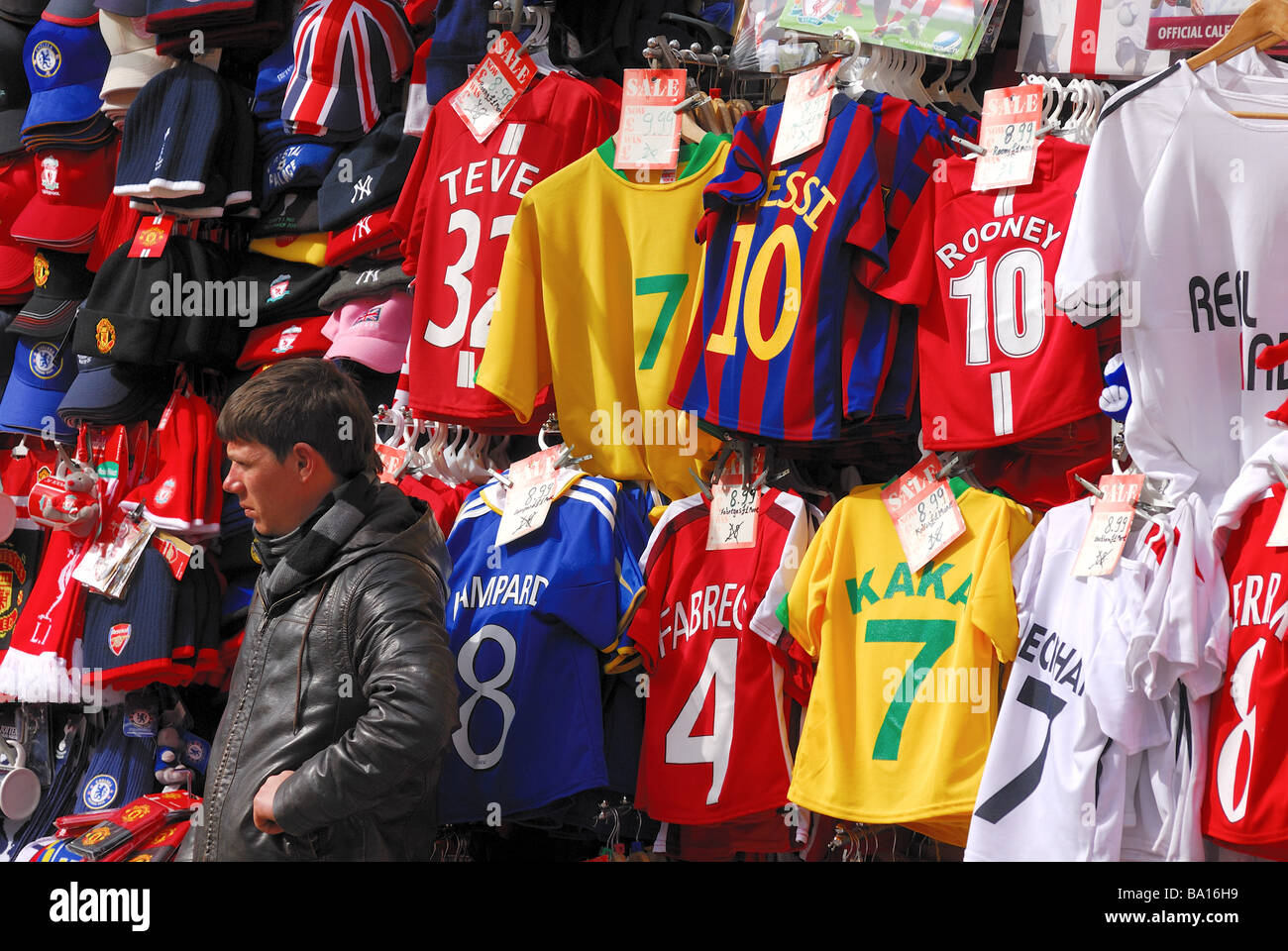 Fußballtrikots auf Straßenhändler stall Stockfoto