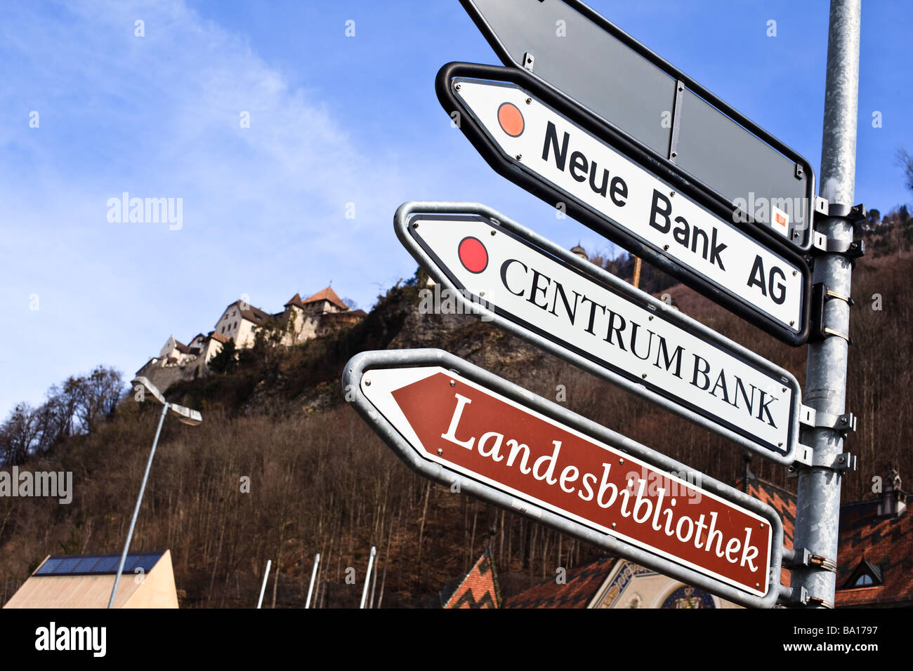 Hinweisschilder der Bank Unternehmen in Vaduz, Liechtenstein: Neue Bank AG Und Centrum Bank Stockfoto