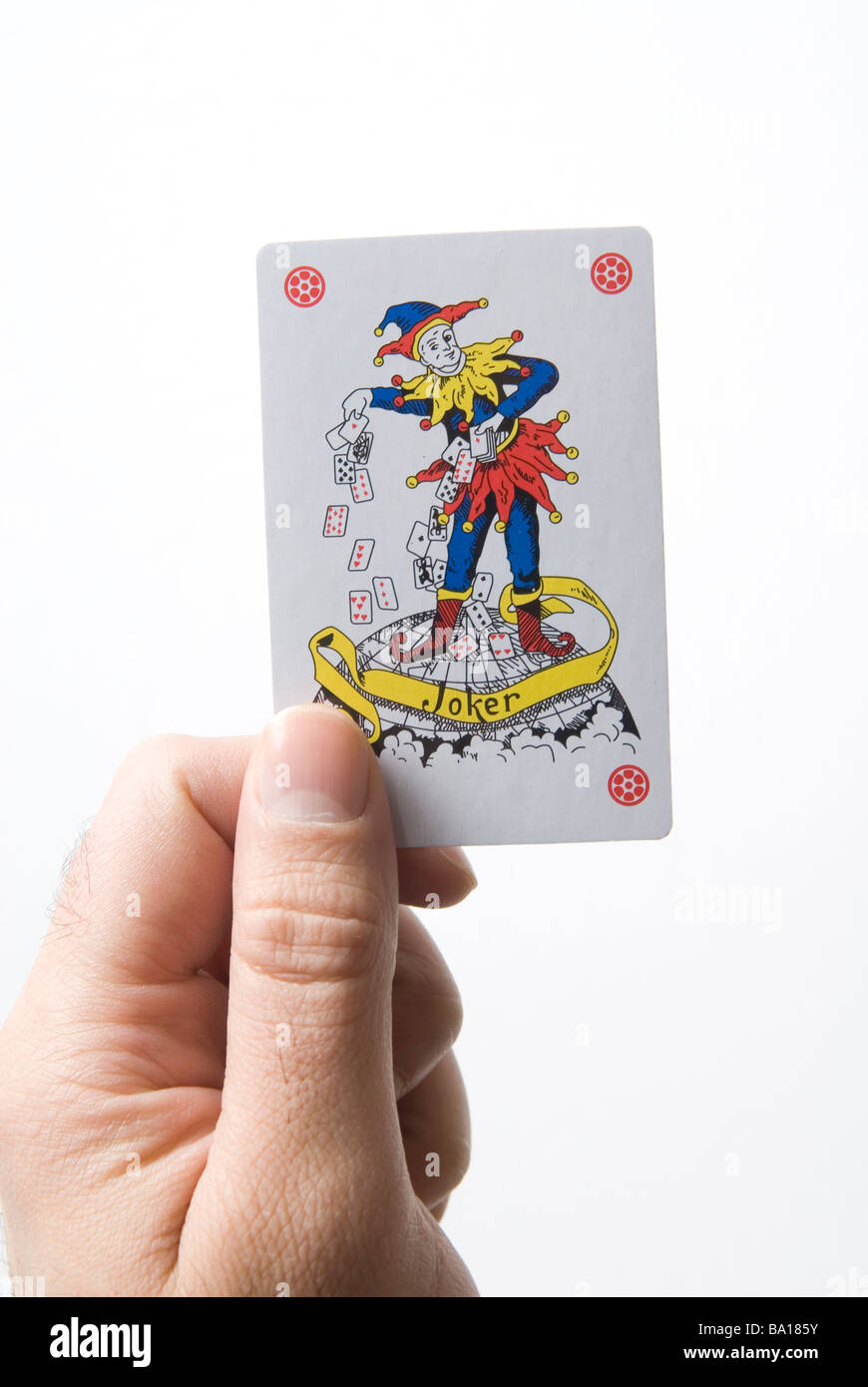 Mannes Hand mit fünf Karten spielen (ein paar schlechte), isoliert auf  weißem Hintergrund Stockfotografie - Alamy