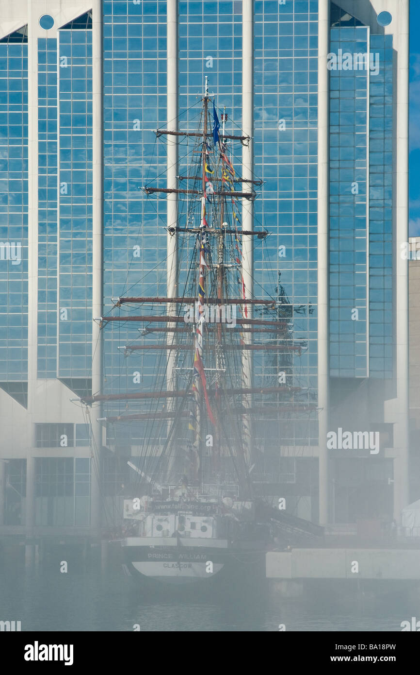 Die Bark Prinz William, in einem tief liegenden Nebel eingehüllt ist neben in Halifax, Nova Scotia. Stockfoto