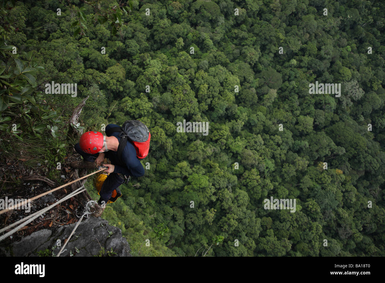 Abseilen in einer isolierten Höhle im Mulu Nationalpark, Sarawak Borneo Stockfoto