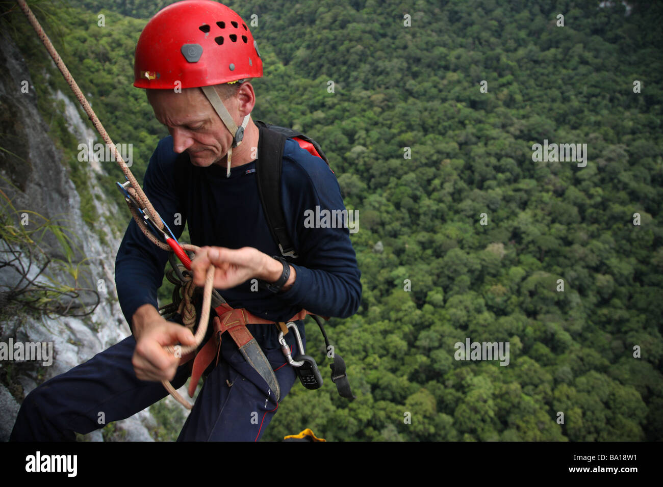 Abseilen in einer isolierten Höhle im Mulu Nationalpark, Sarawak Borneo Stockfoto