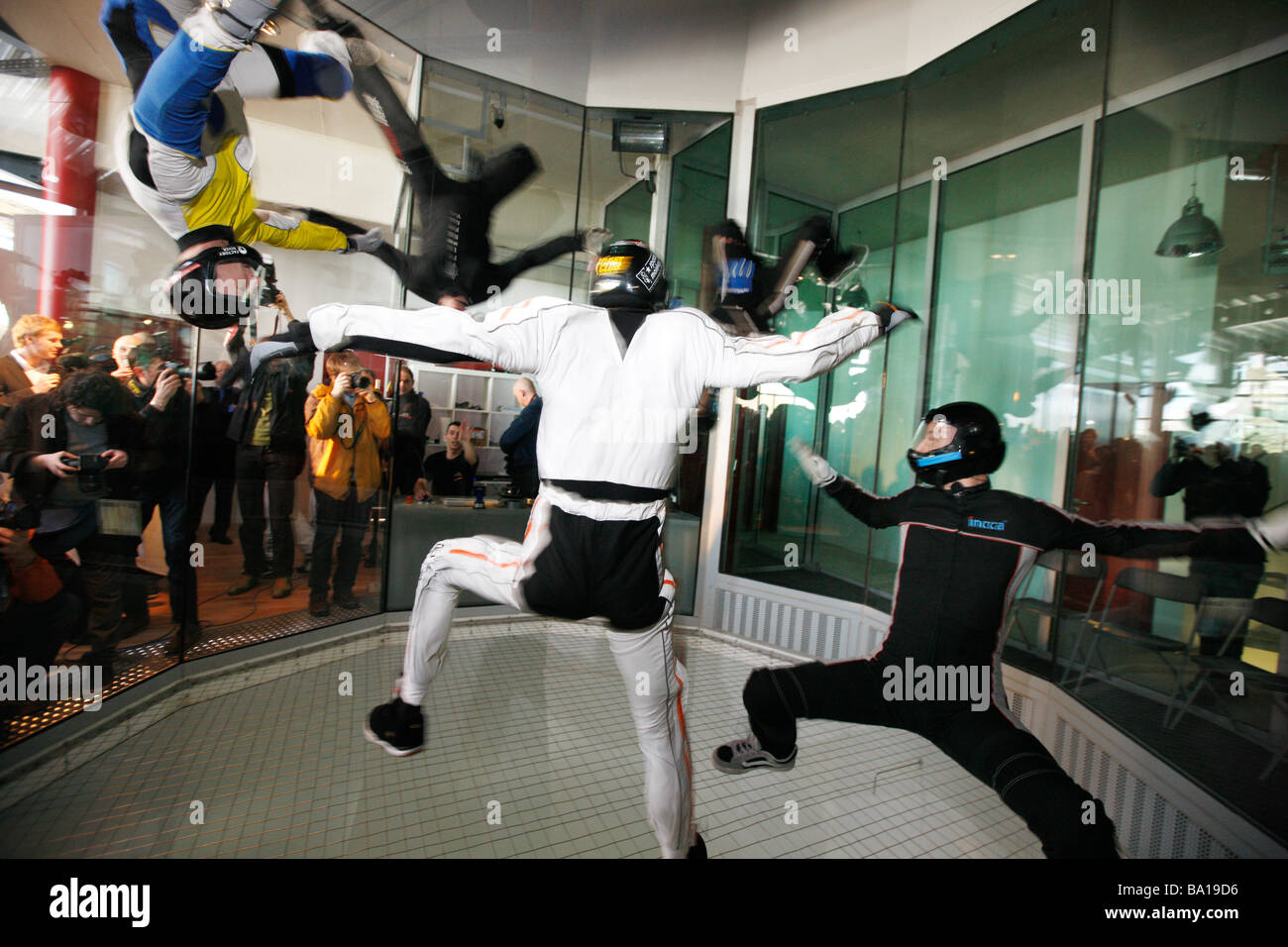 Indoor Skydiving-Simulator, Freifall-Simulation von einem Skydive. Ein indoor Windkanal in Bottrop, Deutschland. Stockfoto