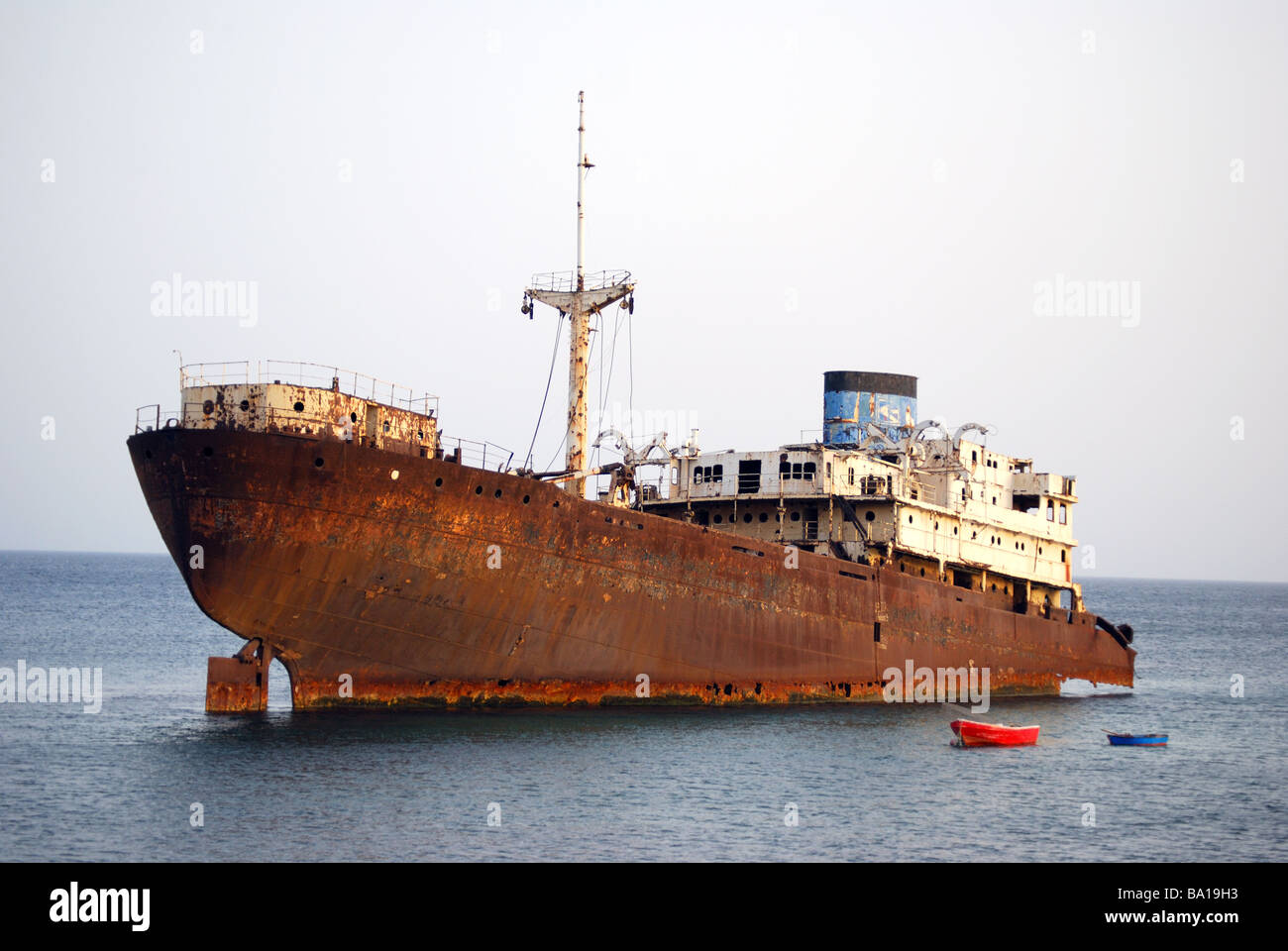 Zerstörte Schiff vor Beach, Costa Teguise, Lanzarote, Kanarische Inseln, Spanien Stockfoto