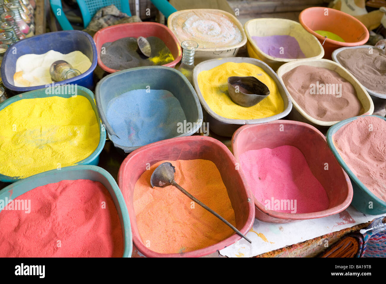 Verschiedene farbige Sand verwendet, um Sand Flaschen für touristische Souvenirs, Jerash, Jordanien Stockfoto