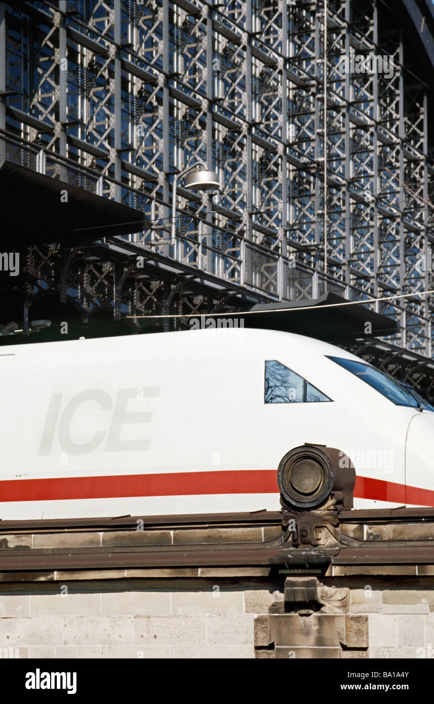 2. April 2009 - erste Generation ICE Highspeed-Bahnhof verlassen Dammtor in der deutschen Stadt Hamburg. Stockfoto