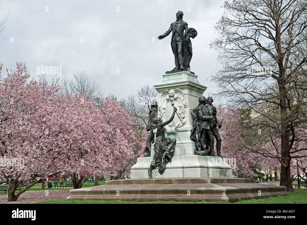 Rosa Frühlingsblumen blühen in der Nähe von Statue vom weißen Haus Washington DC USA Amerika Stockfoto