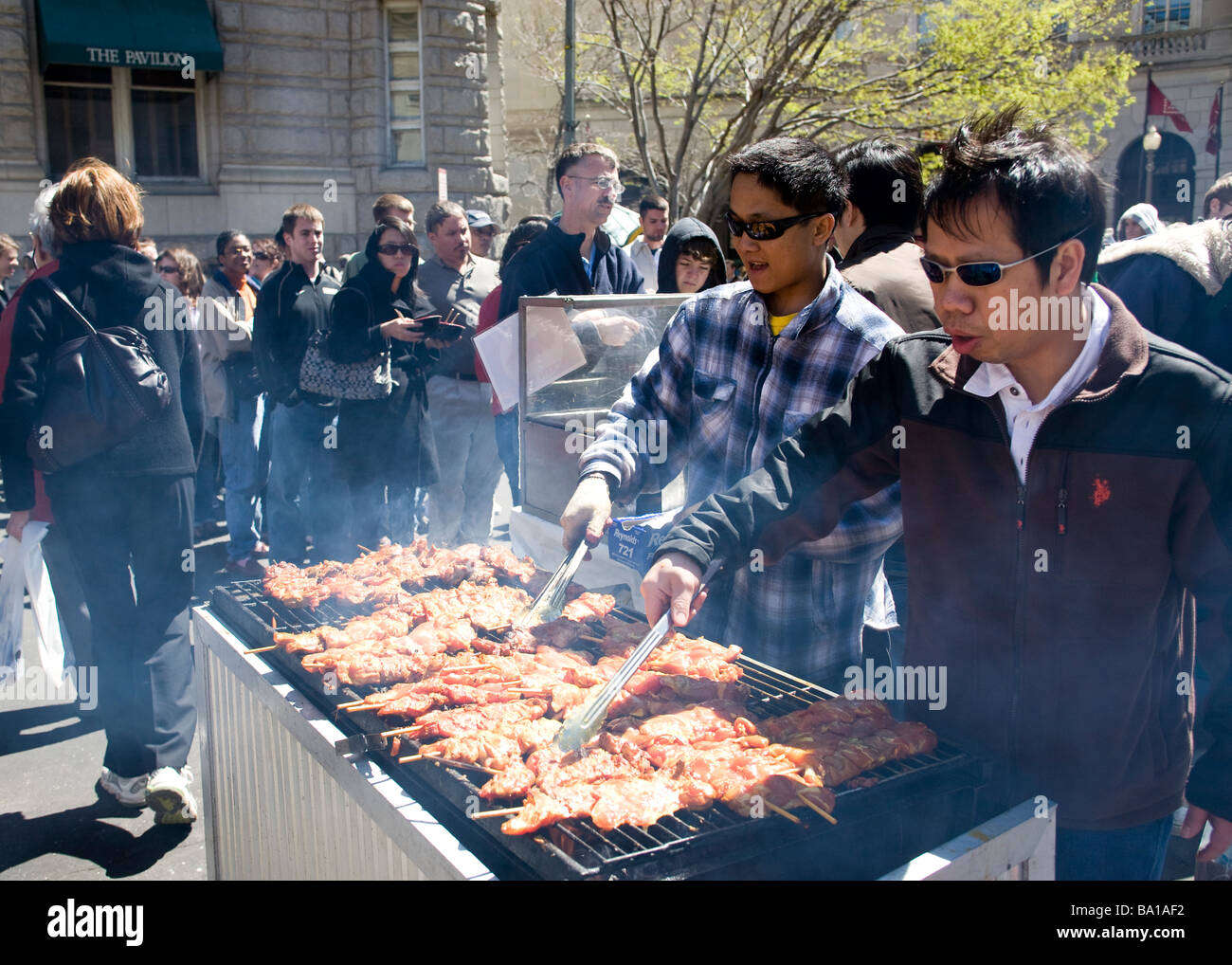Asiatische Köche tendenziell Grill bei einem Outdoor-Festival - USA Stockfoto