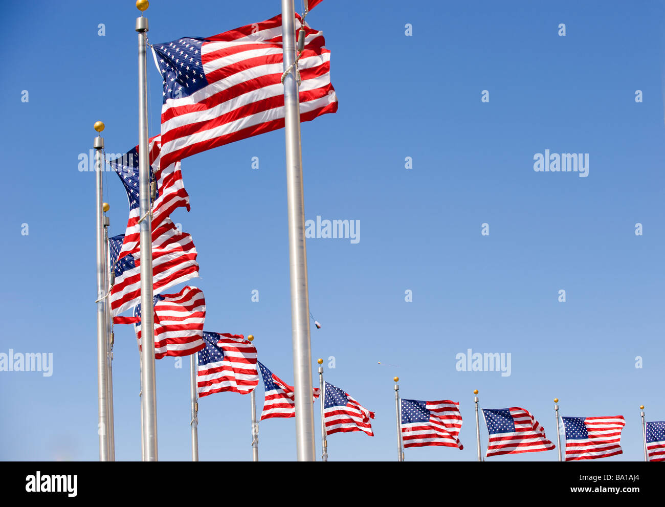 Amerikanische Flaggen auf dem Washington Monument-Form-Bogen Stockfoto