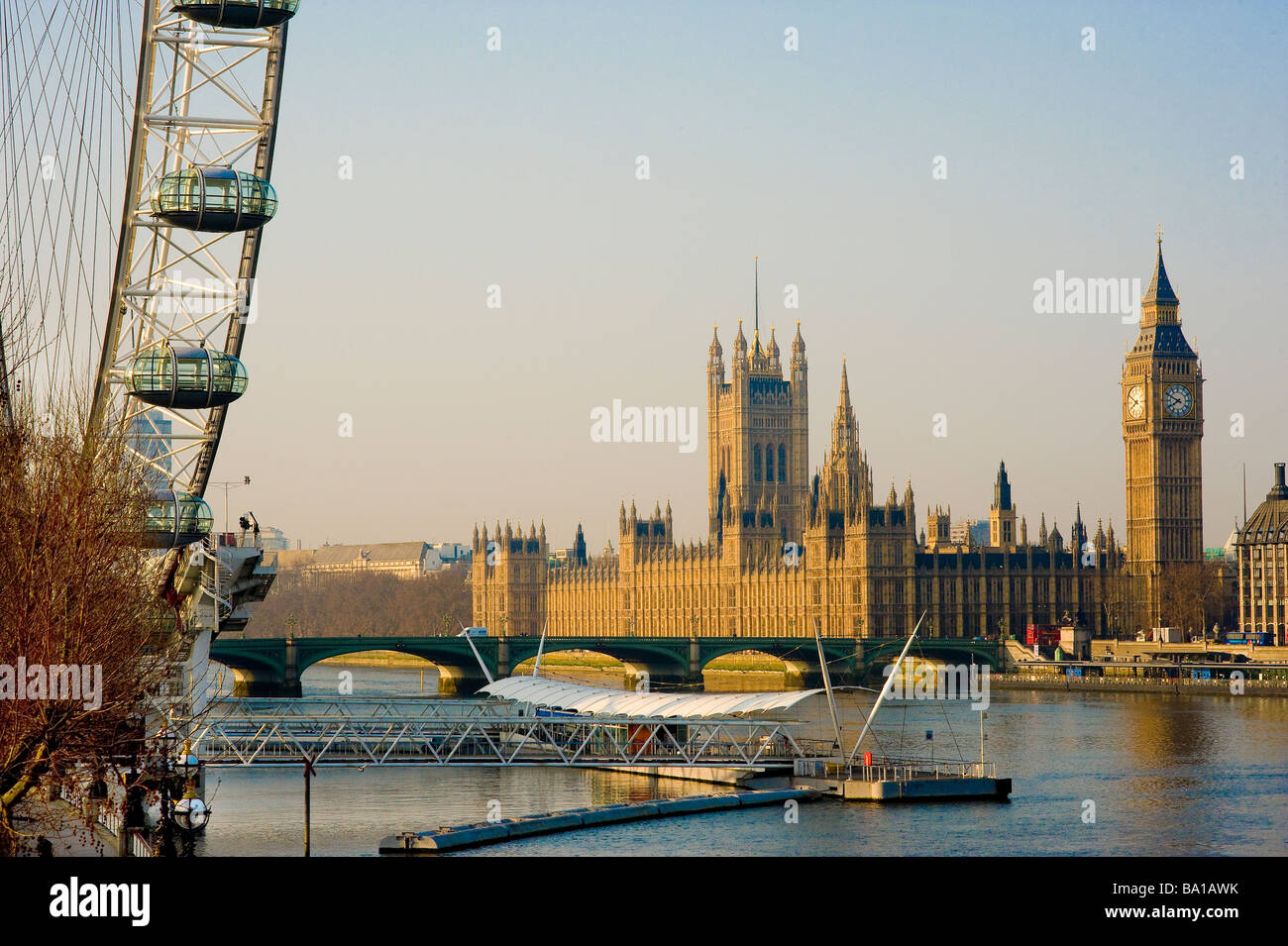 London Eye mit Big Ben im Hintergrund Stockfoto
