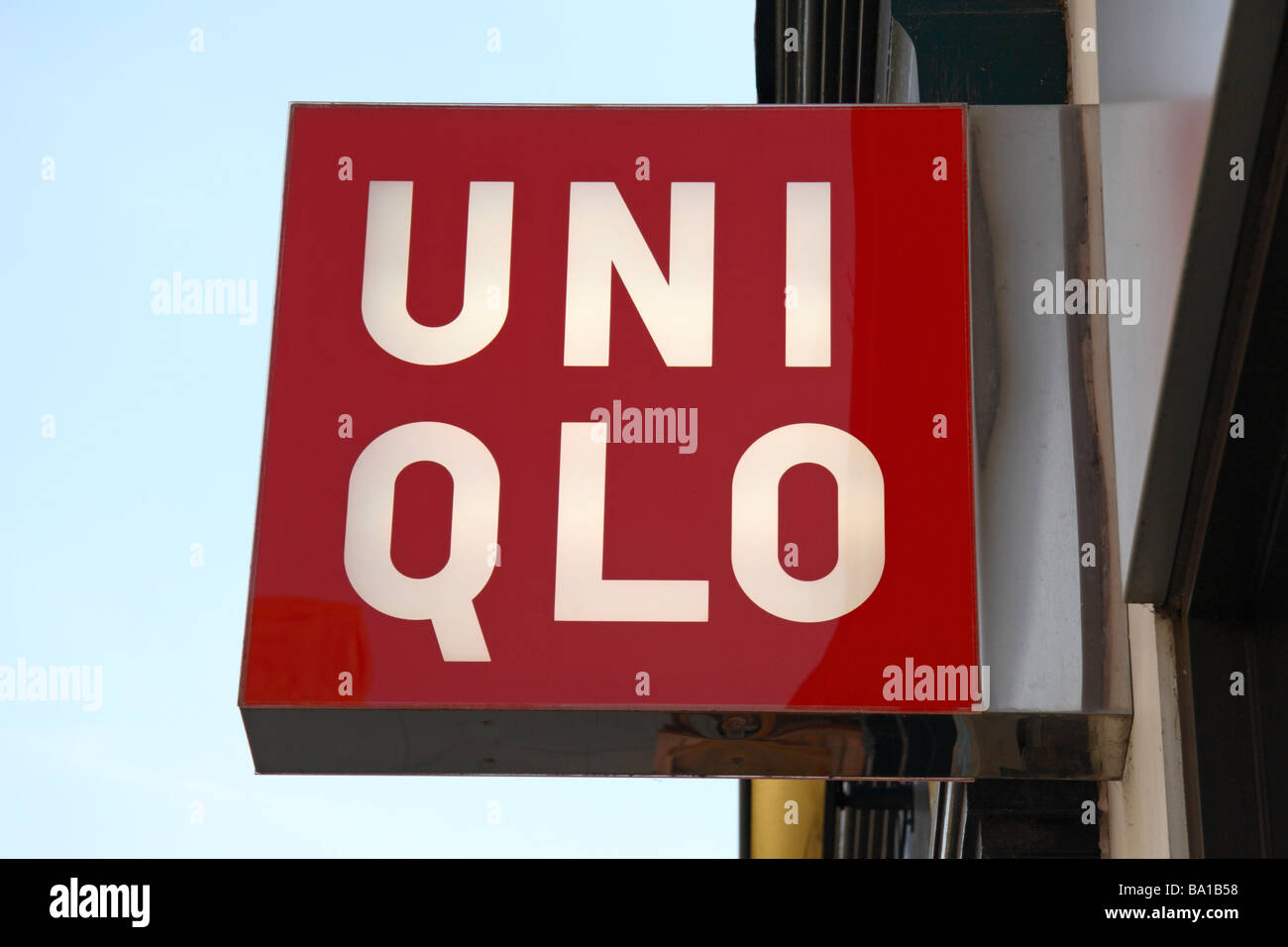 Uniqlo shop -Fotos und -Bildmaterial in hoher Auflösung – Alamy