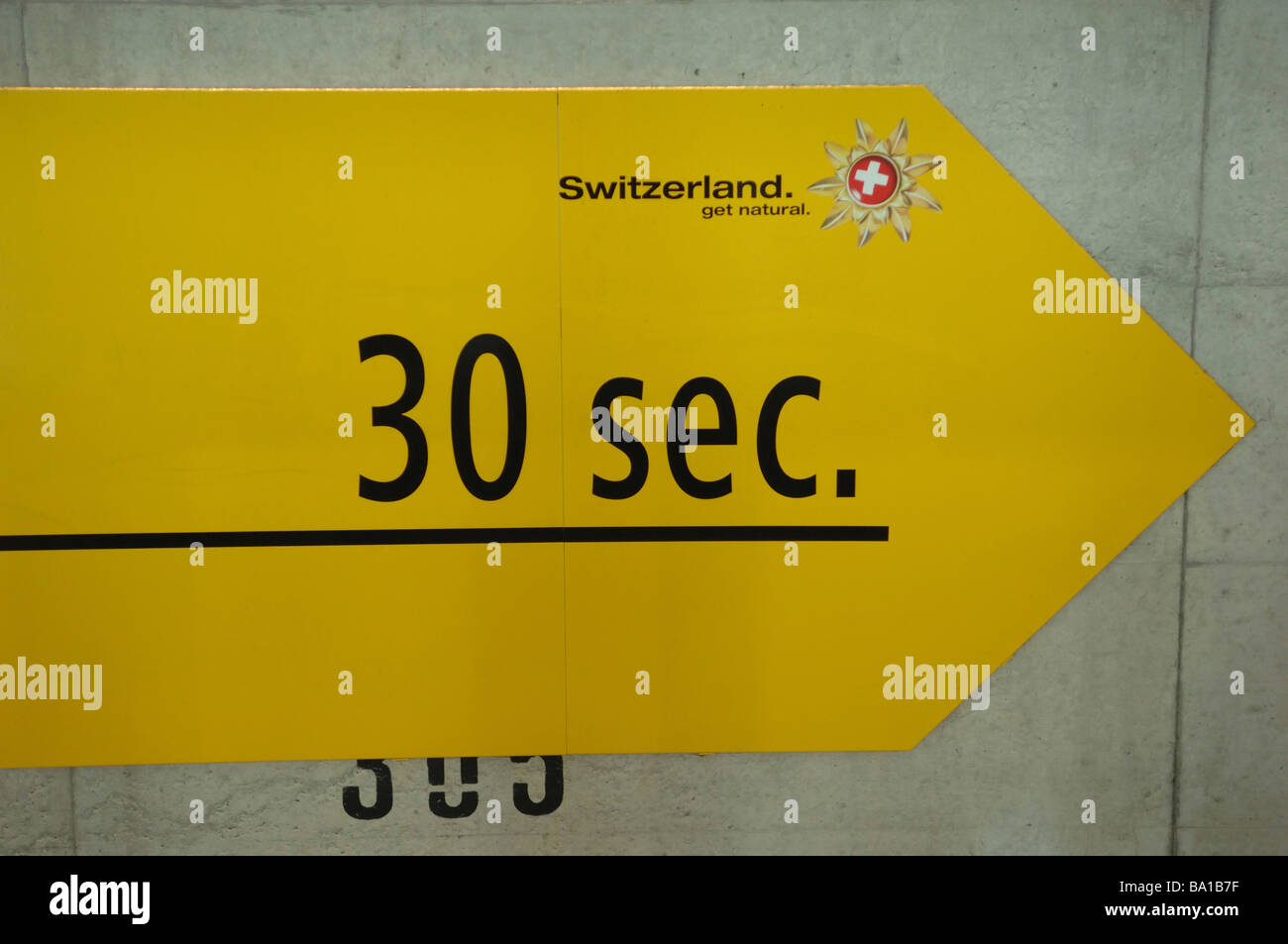 Ein gelber Pfeil zeigt die Richtung des Zuges Zürich Flughafen terminal Transfer in der Schweiz Stockfoto