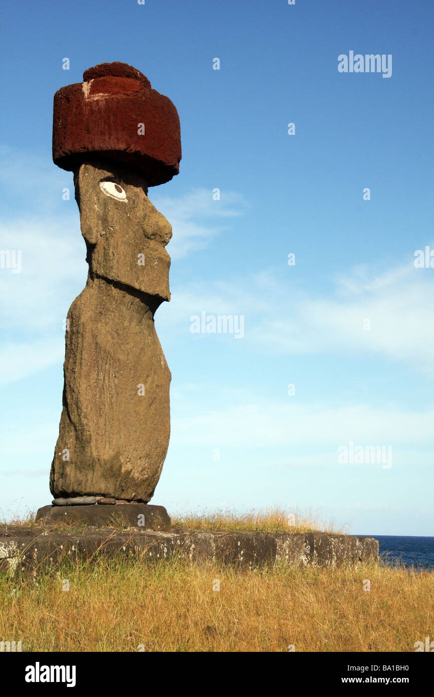 Eine Plattform mit einer Statue auf der Osterinsel Stockfoto