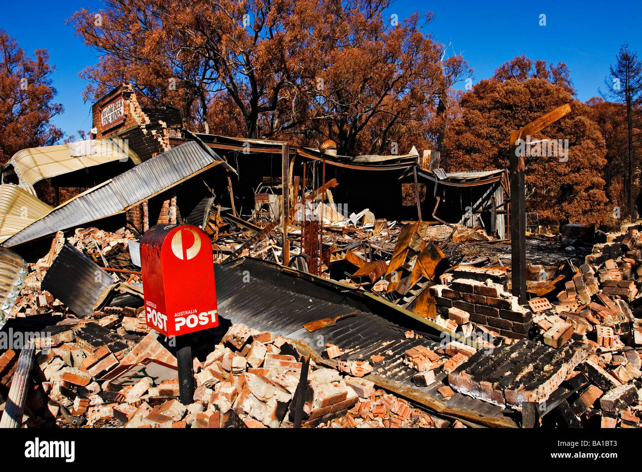Bush-Feuer-Australien / einen Briefkasten und Schutt von einem am Straßenrand Gemischtwarenladen, durch einen Brand zerstört. Kinglake Victoria Australien. Stockfoto