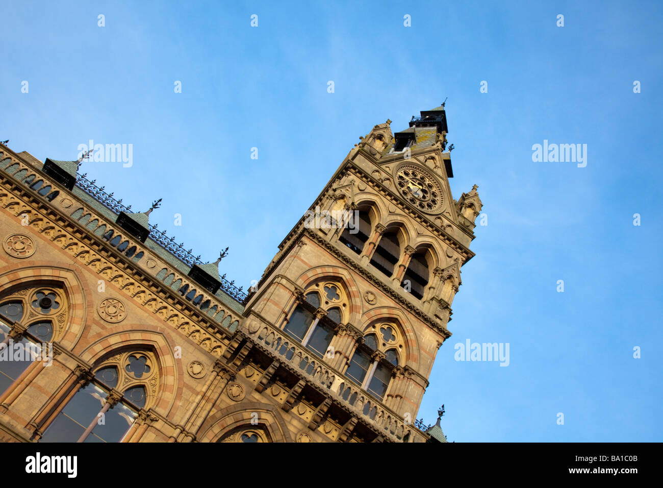 Chester City Rathaus Gebäude againist Eine klare blaue Morgenhimmel in der Stadt Chester, Cheshire, England, Großbritannien Stockfoto