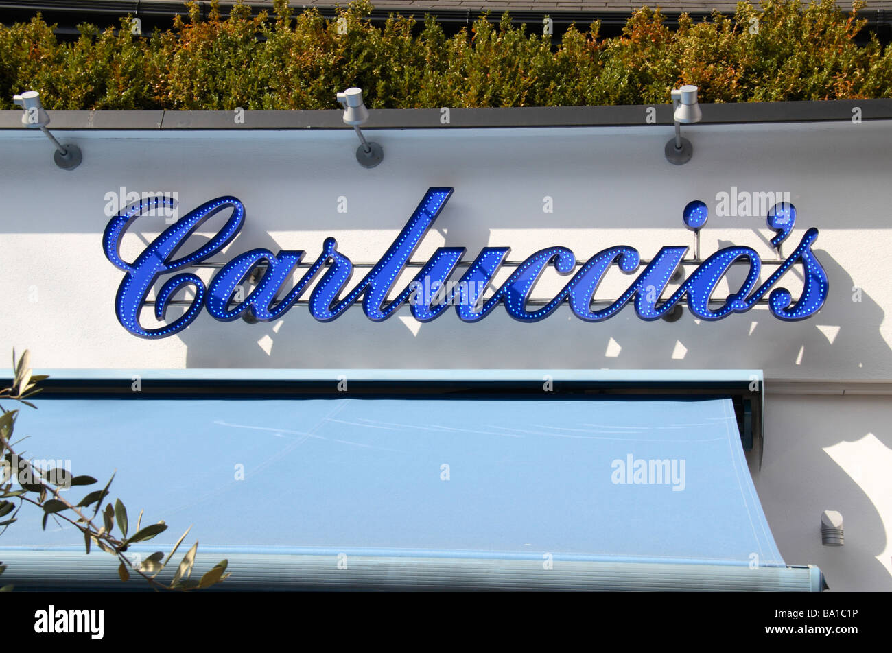 Das Schild über dem Eingang zu Carluccios italienischen Caffe, Bar und Restaurant in Richmond, London, UK. Stockfoto