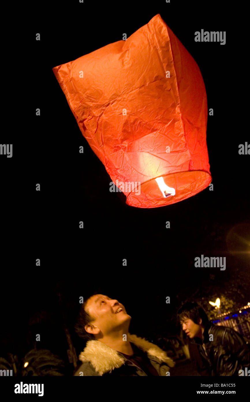 Beleuchtung und ließ Papierlaternen in der Nacht, das Aufkommen des chinesischen neuen Jahres in einer Stadt in China zu feiern. Stockfoto