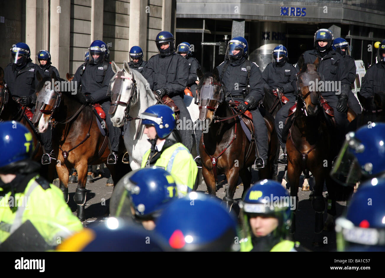 Polizei bei den G20 Protesten in London montiert Stockfoto