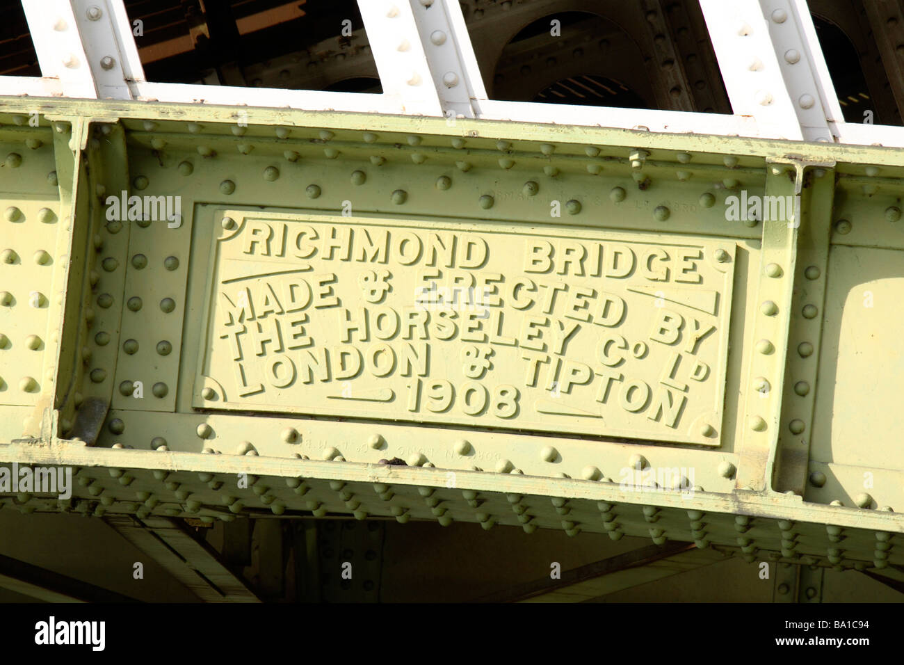 Die Konstruktoren Plaque auf der Richmond-Eisenbahnbrücke über den Fluss Themse in Richmond Upon Thames. Stockfoto
