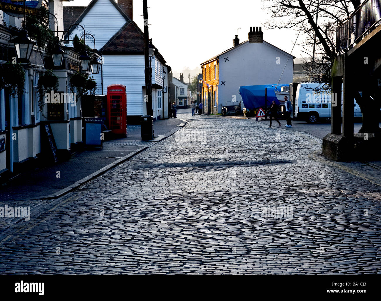 Eine leere gepflasterten Straße in Leigh on Sea in Essex Stockfoto