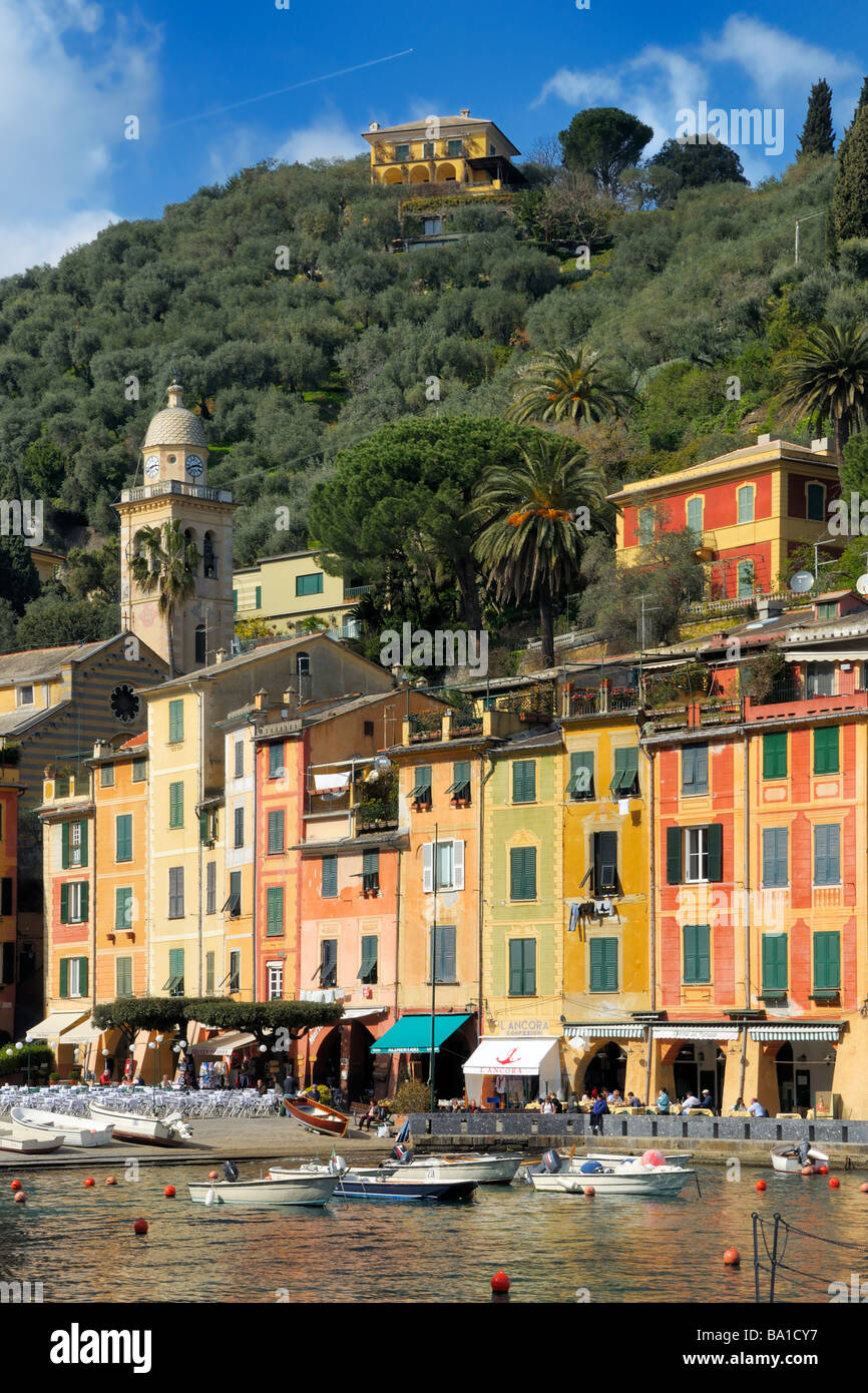 Der Hafen und die Stadt Plaza in der mediterranen Stadt Portofino, Ligurien, Italien Stockfoto