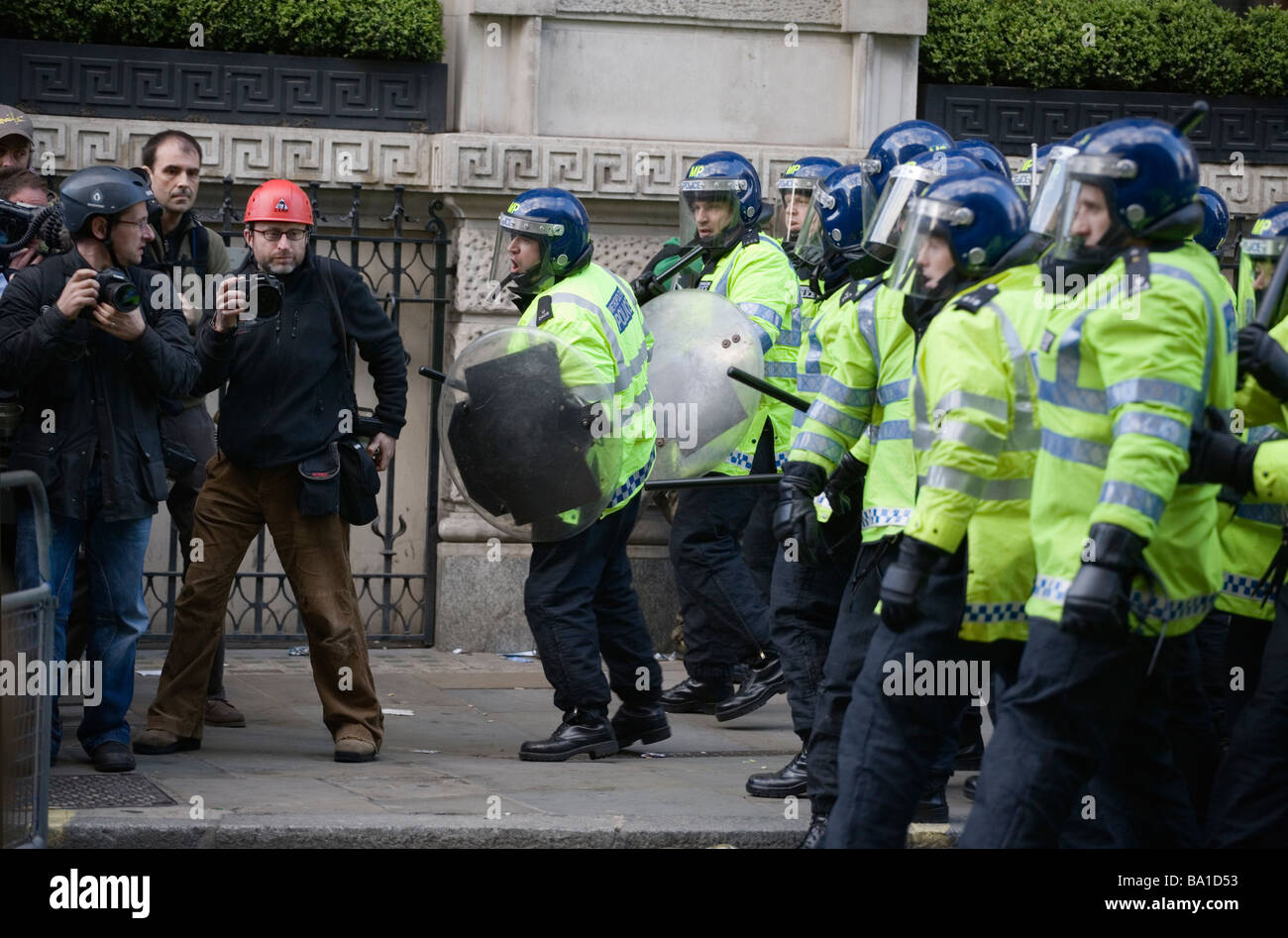 Polizei und Fotografen bei antikapitalistische Demonstration gegen G20-Gipfel in London, 1. April 2009 Stockfoto