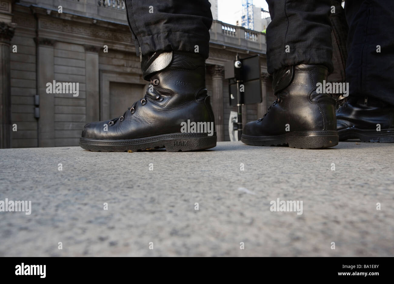 Police Officer Riot gear Stiefel bei G20-Proteste und Unruhen in London 1. April 2009 Stockfoto