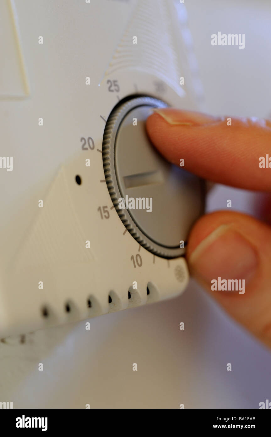 Frau Wende Doen inländische Heizungsthermostat Stockfoto