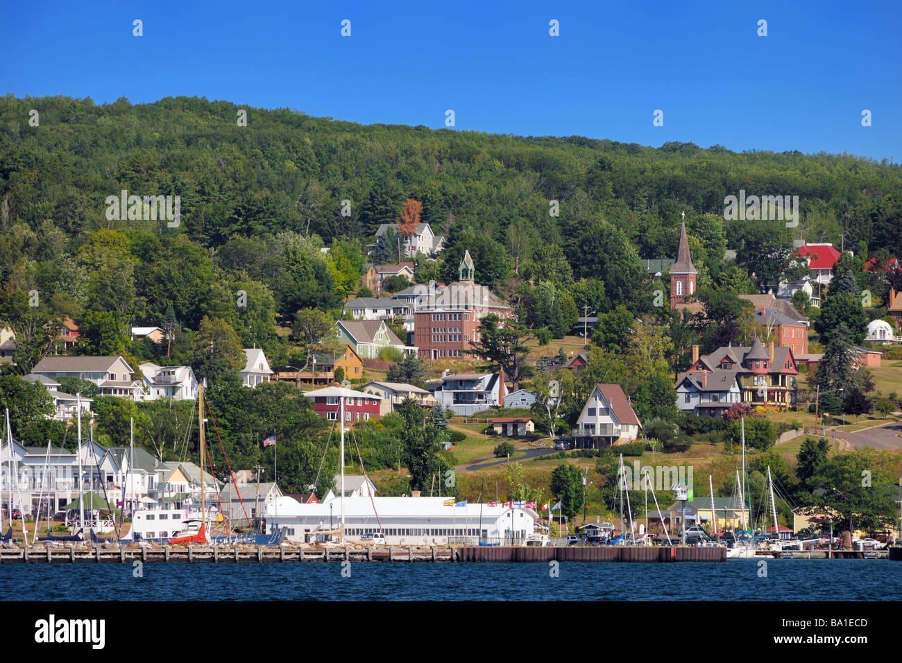 Der Hafen und die kleine Stadt Bayfield wie gesehen von der Fähre nach Madeline Island, Wisconsin, USA Stockfoto