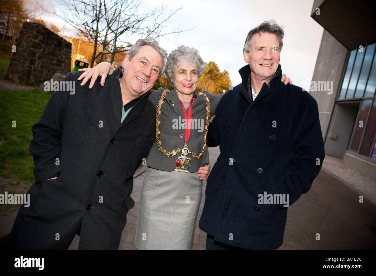 Terry Jones und Michael Palin von Monty Python mit Sue Jones-Davies-Bürgermeister von Aberystwyth Wales UK Stockfoto