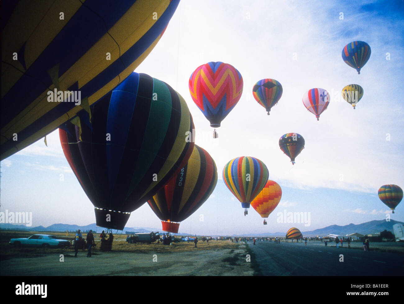 Cluster-Gruppe, die viele große Anzahl Heißluftballon fliegen hoch Höhe Farbe Sport begeistern hübsche Himmel Morgen steigen Aufzug Physik Stockfoto