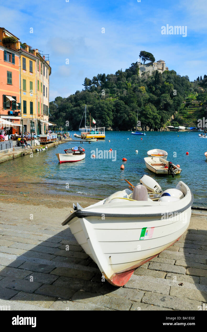 Hafen mit Fischerbooten und das Castello Brown auf dem Hügel in der mediterranen Stadt Portofino, Ligurien, Italien Stockfoto