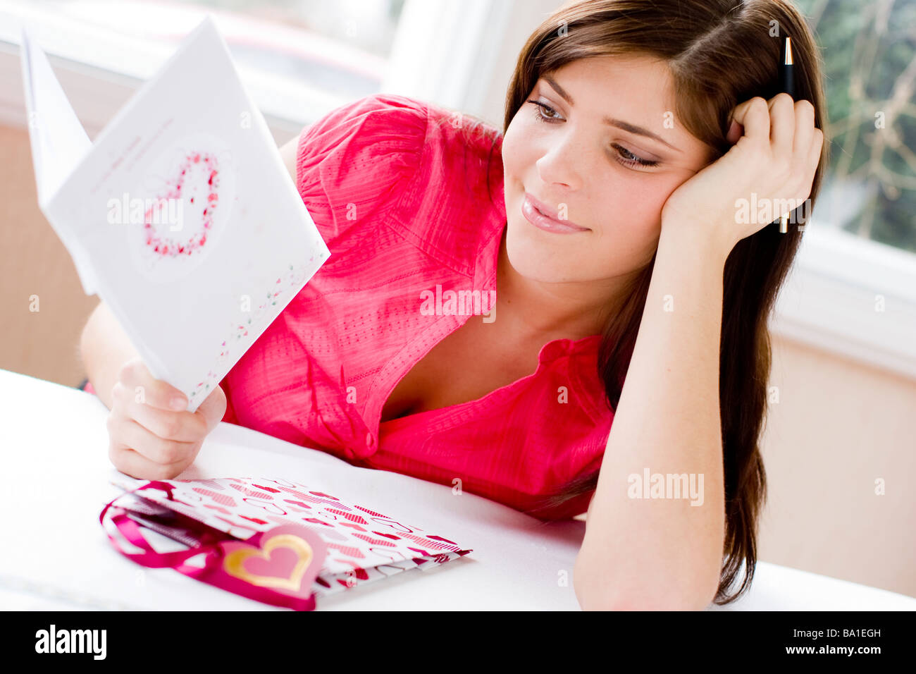 Frau eine Valentine s Day Karte betrachten Stockfoto