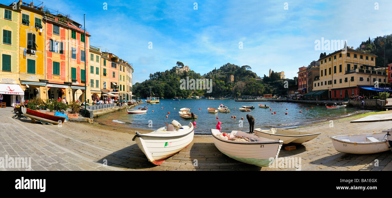 Die Stadt Plaza und den Hafen mit Castello Brown im Hintergrund in die Bilder mediterrane Stadt Portofino, Ligurien, Italien Stockfoto