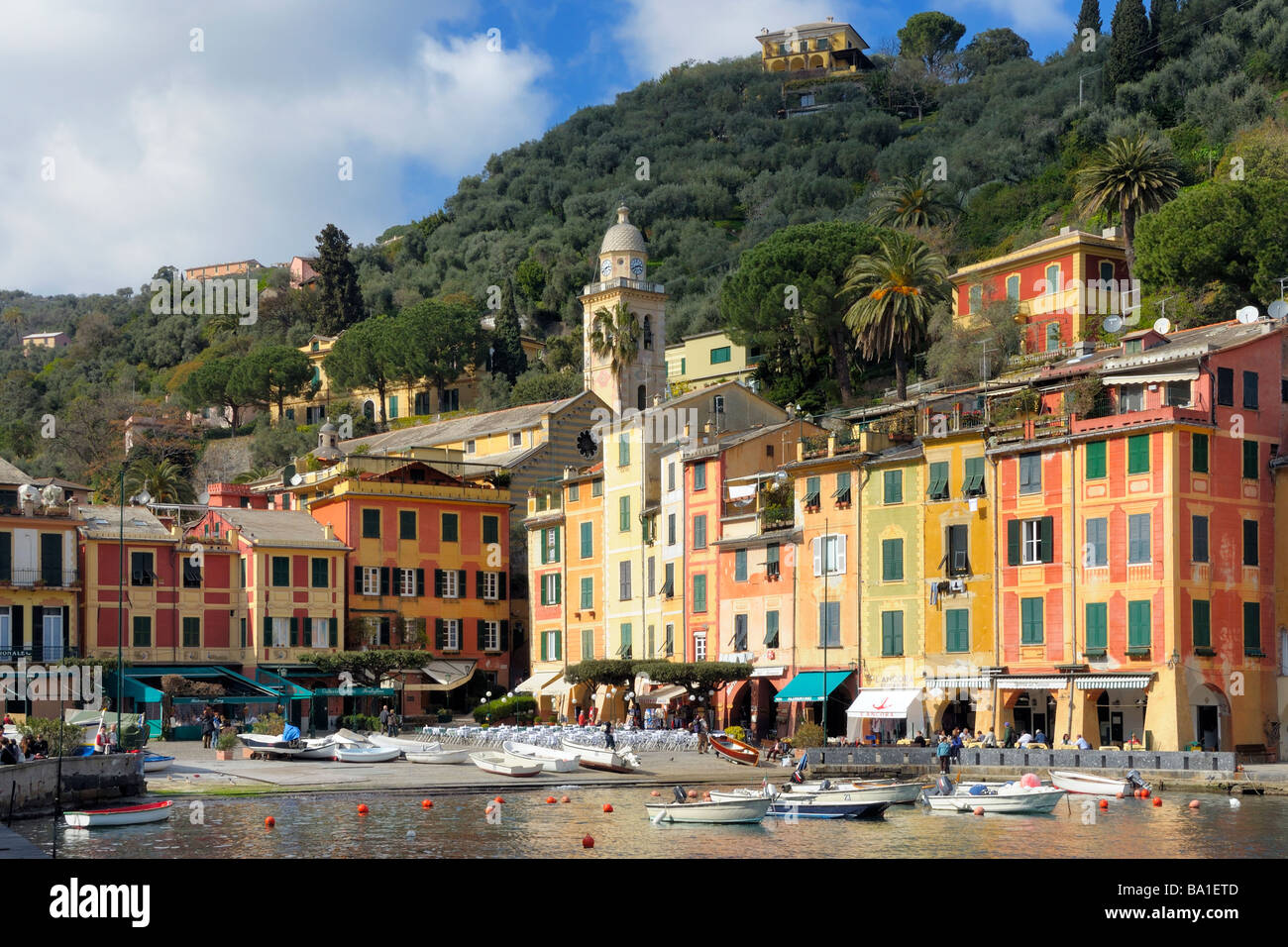 Der Hafen und die Stadt Plaza in der mediterranen Stadt Portofino, Ligurien, Italien. Stockfoto