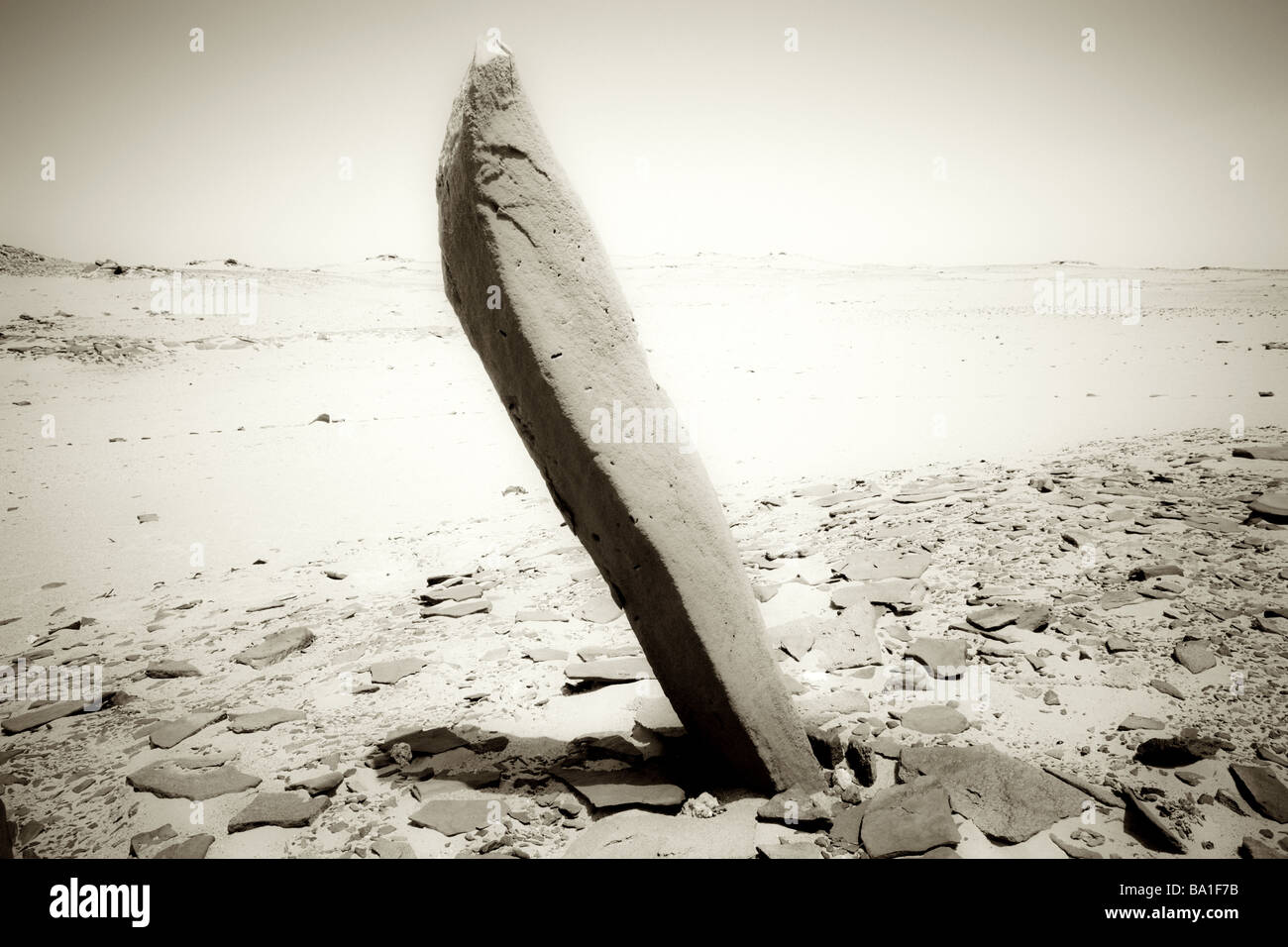 Original-Standort in der westlichen Wüste des 'Calendar Circle' großen stehenden Stein, Nabta Playa, nubische Wüste, Ägypten Stockfoto