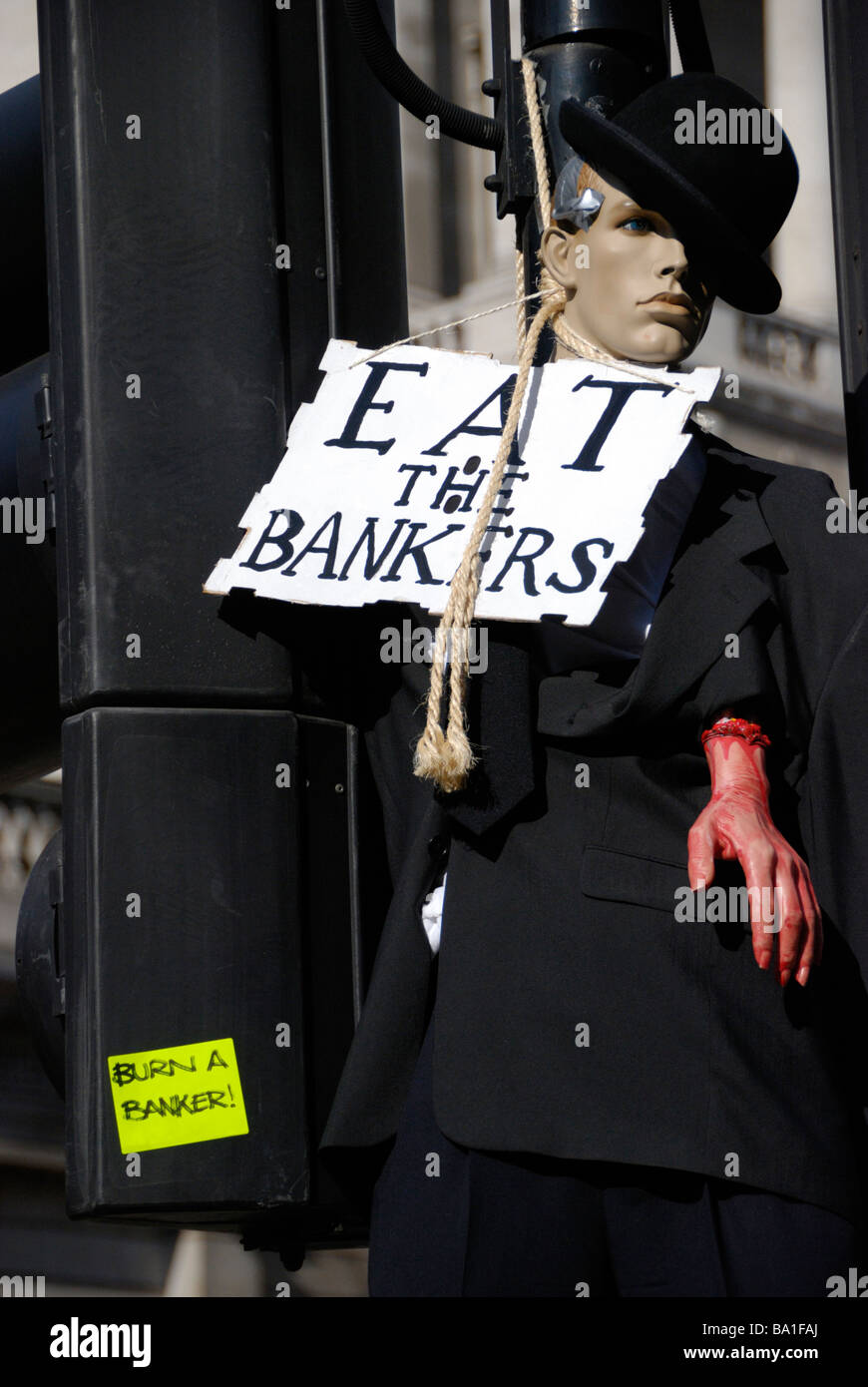 Essen Sie die Banker-Zeichen auf City Bank dummy hängend Ampel außerhalb der Bank of England London Stockfoto