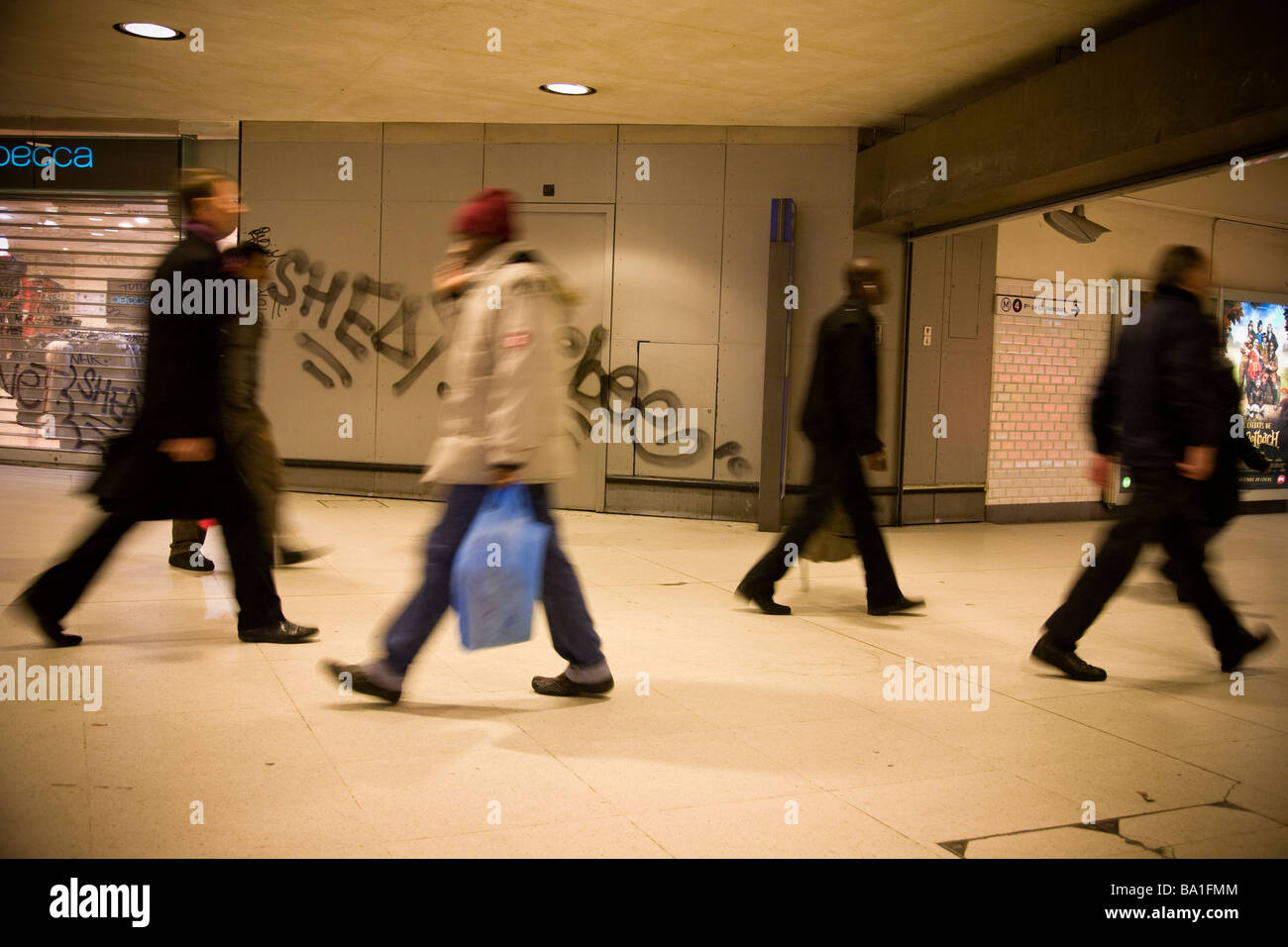 Pendler gehen bei ihrer Alltagsarbeit am unterirdischen Bahnhof Châtelet Les Halles. Stockfoto