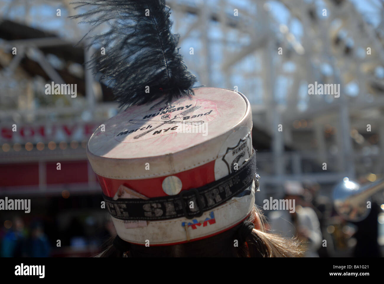 Die hungrigen März Band spielt am Eröffnungstag die Cyclone-Achterbahn in Coney Island in New York Stockfoto