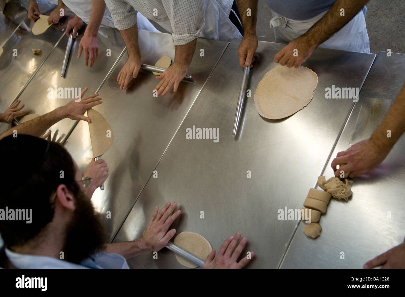 Orthodoxe Juden kneten Matzo Teig in einer Bäckerei für traditionelle Handgemachtes Passah ungesäuertes Matzo-Brot in Kfar Chabad Bäckerei in Zentralisraelisch Stockfoto