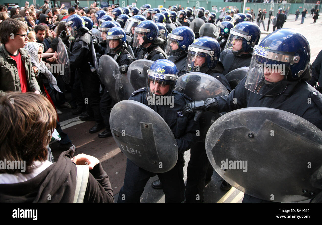 Polizei Zusammenstoß mit Demonstranten bei den G20 Protesten in London Stockfoto
