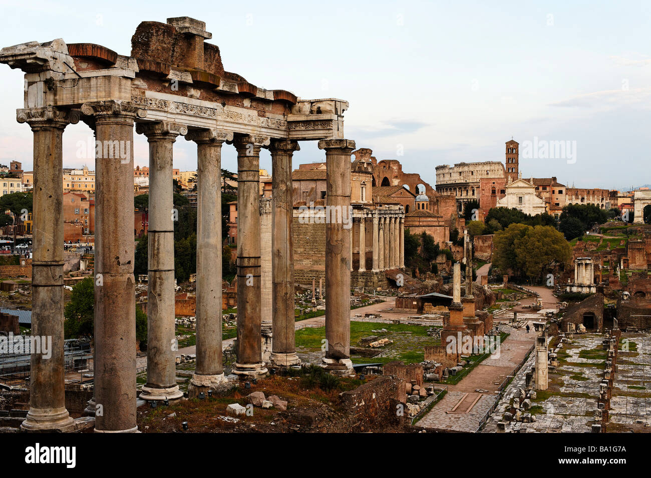 Blick vom Kapitol auf das Forum Romanum in Richtung Kolosseum. Die Spalten der Tempel des Saturn im Vordergrund Stockfoto